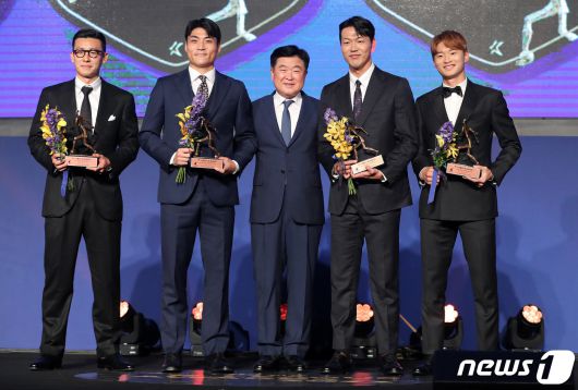 김진수(전북), 박진섭(전북), 김영권(울산), 김태환(울산)이 24일 서울 양재동 더케이호텔에서 열린 하나원큐 K리그 2022 대상 시상식에서 K리그1 베스트11 수비수 부문을 수상 후 권오갑 총재와 기념촬영을 하고 있다. 2022.10.24/뉴스1 ⓒ News1 박세연 기자