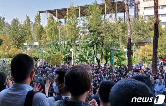 이란 당국의 계속된 탄압에도 '히잡 반대시위'의 기세가 사그라들지 않고 있다. 오히려 갈수록 격화 양상이다. 특히 26일(현지시간) 히잡 미착용으로 체포된 지 사흘만에 사망해 시위를 촉발한 마흐사 아미니(22) 사망 40일째를 맞아 애도하는 시민들까지 합세해 시위는 전국단위로 확산 중이다. ⓒ AFP=뉴스1 ⓒ News1 이서영 기자