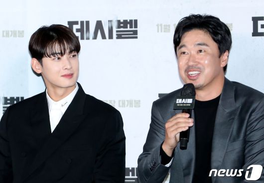 배우 조달환(오른쪽)이 7일 서울 용산CGV에서 열린 영화 ‘데시벨’(감독 황인호) 언론시사회에서 차은우와의 투샷에 대해 이야기 하고 있다. ‘데시벨’은 소음이 커지는 순간 폭발하는 특수 폭탄으로 도심을 점거하려는 폭탄 설계자(이종석 분)와 그의 타깃이 된 전직 해군 부함장(김래원 분)이 벌이는 사운드 테러 액션 영화이다. 2022.11.7/뉴스1 ⓒ News1 권현진 기자