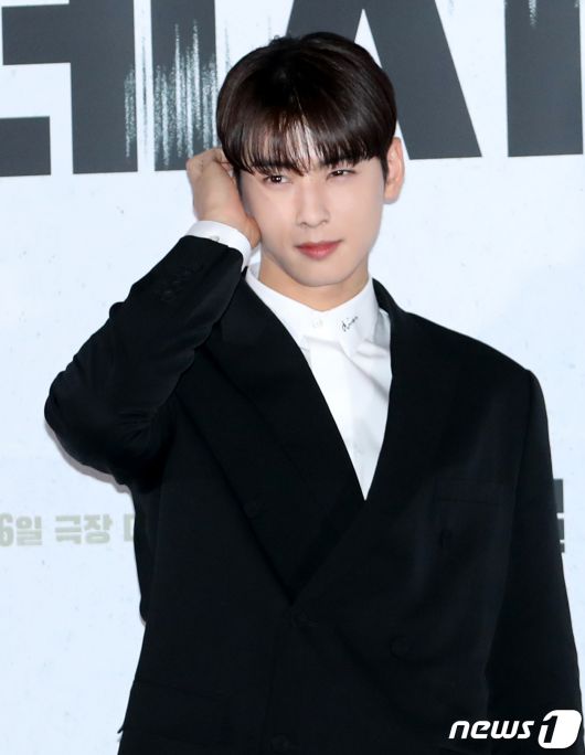 배우 차은우가 7일 서울 용산CGV에서 열린 영화 ‘데시벨’(감독 황인호) 언론시사회에서 포즈를 취하고 있다. ‘데시벨’은 소음이 커지는 순간 폭발하는 특수 폭탄으로 도심을 점거하려는 폭탄 설계자(이종석 분)와 그의 타깃이 된 전직 해군 부함장(김래원 분)이 벌이는 사운드 테러 액션 영화이다. 2022.11.7/뉴스1 ⓒ News1 권현진 기자