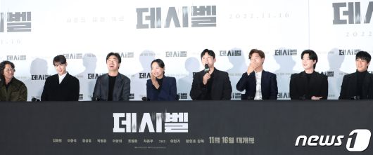 황인호 감독(왼쪽부터)과 배우 차은우, 조달환, 이상이, 박병은, 정상훈, 이종석, 김래원이 7일 서울 용산CGV에서 열린 영화 ‘데시벨’(감독 황인호) 언론시사회에서 미소를 짓고 있다. ‘데시벨’은 소음이 커지는 순간 폭발하는 특수 폭탄으로 도심을 점거하려는 폭탄 설계자(이종석 분)와 그의 타깃이 된 전직 해군 부함장(김래원 분)이 벌이는 사운드 테러 액션 영화이다. 2022.11.7/뉴스1 ⓒ News1 권현진 기자