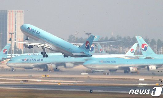 인천국제공항 제2여객터미널 계류장에 대한항공 여객기가 이륙하고 있다. 2022.9.29/뉴스1 ⓒ News1 임세영 기자