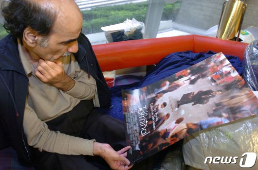 톰 행크스가 출연한 영화 터미널의 모티브가 됐던 메르한 카리미 나세리가 77세 나이로 13일(현지시간) 프랑스 샤를 드 골 공항에서 숨졌다. (사진은 2004년 촬영) ⓒ AFP=뉴스1 ⓒ News1 정윤영 기자