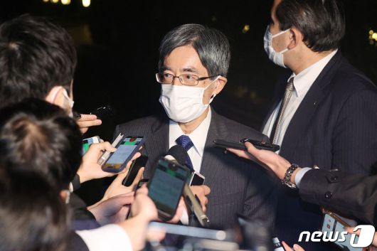 데라다 미노루 일본 총무상이 20일(현지시간) 도쿄 총리 관저에서 취재진을 만나 정치 자금 관련 논란으로 사임을 밝히고 있다. ⓒ AFP=뉴스1 ⓒ News1 우동명 기자