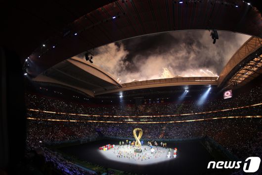 그룹 방탄소년단(BTS) 정국이 20일 오후(현지시간) 카타르 알코르 알베이트 스타디움에서 열린 2022 카타르 월드컵 개막식에서 화려한 조명이 경기장을 밝히고 있다. 2022.11.21/뉴스1 ⓒ News1 이동해 기자