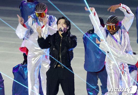 그룹 방탄소년단(BTS) 정국이 20일 오후(현지시간) 카타르 알코르 알베이트 스타디움에서 열린 2022 카타르 월드컵 개막식에서 월드컵 공식 사운드트랙 '드러머스' 무대를 선보이고 있다. 2022.11.21/뉴스1 ⓒ News1 이동해 기자