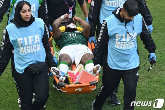 2022 FIFA 카타르 월드컵 조별리그 아르헨티나전에서 들것에 실려 나간 사우디아라비아 수비수 야세르 알샤흐라니. ⓒ AFP=뉴스1