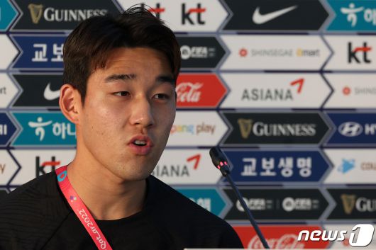 파울루 벤투 감독이 이끄는 대한민국 축구대표팀의 송민규가 25일 오후(현지시간) 카타르 도하 알에글라 트레이닝센터에서 진행될 예정인 훈련에 앞서 기자회견을 하고 있다. 2022.11.25/뉴스1 ⓒ News1 이동해 기자