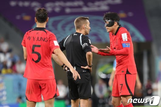 24일 오후(현지시간) 카타르 알라이얀 에듀케이션 시티 스타디움에서 열린 2022 카타르 월드컵 조별리그 H조 1차전 대한민국과 우루과이의 경기에서 손흥민이 심판에게 어필하고 있다. 2022.11.24/뉴스1 ⓒ News1 이동해 기자