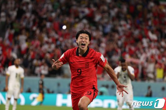 28일 오후(현지시간) 카타르 알라이얀 에듀케이션 시티 스타디움에서 열린 2022 카타르 월드컵 조별리그 H조 2차전 대한민국과 가나의 경기에서 후반전 대한민국 조규성이 동점 헤딩골을 넣은 후 환호하고 있다. 2022.11.28/뉴스1 ⓒ News1 이광호 기자