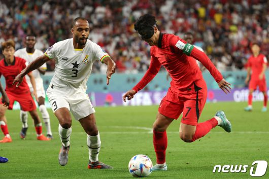 28일 오후(현지시간) 카타르 알라이얀 에듀케이션 시티 스타디움에서 열린 2022 카타르 월드컵 조별리그 H조 2차전 대한민국과 가나의 경기에서 대한민국 손흥민이 상대문전을 향해 돌파를 시도하고 있다. 2022.11.29/뉴스1 ⓒ News1 이광호 기자