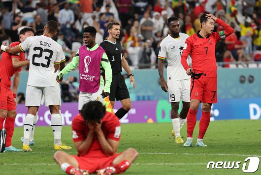 28일 오후(현지시간) 카타르 알라이얀 에듀케이션 시티 스타디움에서 열린 2022 카타르 월드컵 조별리그 H조 2차전 대한민국과 가나의 경기에서 대한민국 손흥민과 조규성이 2대3으로 경기를 마친 후 아쉬워하고 있다. 2022.11.28/뉴스1 ⓒ News1 이광호 기자