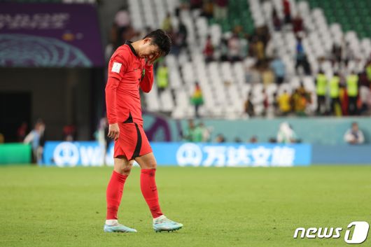 28일 오후(현지시간) 카타르 알라이얀 에듀케이션 시티 스타디움에서 열린 2022 카타르 월드컵 조별리그 H조 2차전 대한민국과 가나의 경기에서 대한민국 손흥민이 2대3으로 경기를 마친 후 아쉬워하고 있다. 2022.11.28/뉴스1 ⓒ News1 이광호 기자