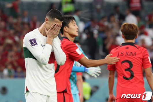 2일 오후(현지시간) 카타르 알라이얀 에듀케이션 시티 스타디움에서 열린 2022 카타르 월드컵 조별리그 H조 3차전 대한민국과 포르투갈의 경기에서 포르투갈 호날두가 득점에 실패한후 아쉬움을 드러내고 있다. 2022.12.3/뉴스1 ⓒ News1 이동해 기자