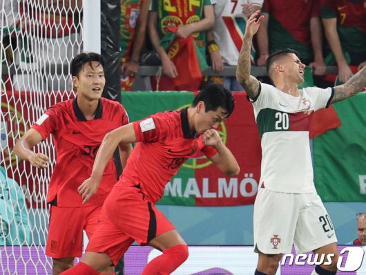 2일 오후(현지시간) 카타르 알라이얀 에듀케이션 시티 스타디움에서 열린 2022 카타르 월드컵 조별리그 H조 3차전 대한민국과 포르투갈의 경기에서 대한민국 김영권이 동점골을 넣은 후 세리머니를 하고 있다. 2022.12.3/뉴스1 ⓒ News1 이광호 기자