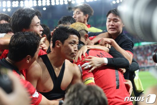 2일 오후(현지시간) 카타르 알라이얀 에듀케이션 시티 스타디움에서 열린 2022 카타르 월드컵 조별리그 H조 3차전 대한민국과 포르투갈의 경기에서 대한민국 황희찬이 역전골을 넣은 뒤 팀 동료들에 둘러싸여 기쁨을 나누고 있다. 2022.12.3/뉴스1 ⓒ News1 이광호 기자