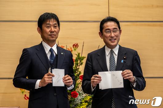 8일 일본 도쿄 총리 관저에서 에서 기시다 후미오 총리와 일본 축구 대표팀 모리야스 하지메 감독이 서로의 친필 사인을 들고 포즈를 취하고 있다. ⓒ 로이터=뉴스1 ⓒ News1 권진영 기자