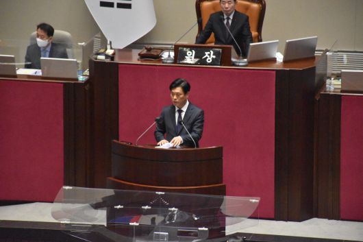 국회 과학기술정보방송통신위원회 야당 간사인 조승래 의원(더불어민주당)이 8일 국회 본회의장에 출석해 '카카오 먹통 방지법' 취지를 설명하고 있다. (조승래 의원실 제공)