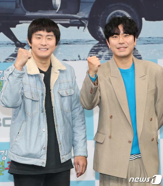 웹툰 작가 기안84(김희민)와 배우 이시언(오른쪽)이 9일 오후 서울 마포구 상암 MBC에서 열린 MBC 예능프로그램 '태어난 김에 세계일주'(이하 태계 일주) 제작발표회에서 포즈를 취하고 있다. '태계일주'는 가방 하나 달랑 메고 무작정 남미로 떠난 기안84와 그를 위해 지구 반대편으로 달려온 찐형 이시언, 여행 유튜버 빠니보틀의 현지 밀착 여행기를 담았다. 2022.12.9/뉴스1 ⓒ News1 권현진 기자