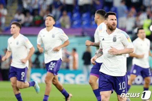 아르헨티나 리오넬 메시가 30일 저녁(현지시간) 카타르 도하 스타디움974에서 열릴 예정인 2022카타르 월드컵 조별리그 C조 3차전 폴란드와 아르헨티나의 경기에 앞서 몸을 풀고 있다. 2022.12.1/뉴스1 ⓒ News1 이동해 기자