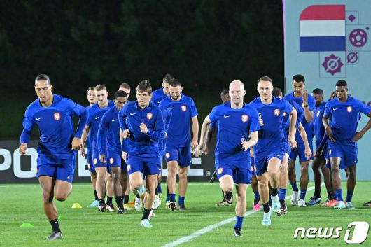 8일(현지시간) 카타르 도하 소재 카타르대학교 운동장에서 네덜란드 축구 국가대표팀 선수들이 2022 카타르 월드컵 8강 네덜란드 대 아르헨티나의 경기를 하루 앞두고 훈련에 매진하고 있다. ⓒ AFP=뉴스1 ⓒ News1 김성식 기자