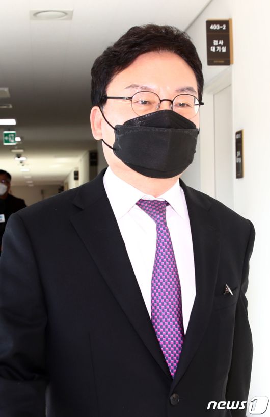 이스타항공 부정 채용 의혹을 받는 이상직 전 국회의원이 지난 10월14일 전북 전주시 전주지법에서 구속 전 피의자 심문(영장실질심사) 출석을 위해 법정으로 향하고 있다. (전북사진기자단 공동취재) 2022.10.14/뉴스1 ⓒ News1 유경석 기자