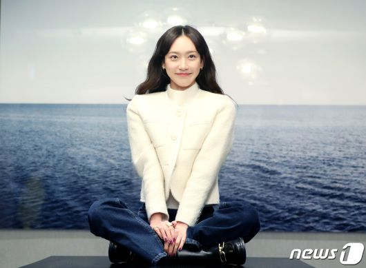 드라마 '치얼업' 배우 한지현이 14일 서울 강남구 가로수길 한 카페에서 열린 뉴스1과의 인터뷰에 앞서 포즈를 취하고 있다. 2022.12.14/뉴스1 ⓒ News1 권현진 기자