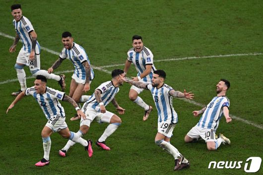 18일(현지시간) 카타르 루사일 스타디움에서 열린 2022 국제축구연맹(FIFA) 카타르 월드컵 결승전, 프랑스를 상대로 승리해 우승을 차지한 아르헨티나 선수들이 환호하고 있다. 이날 아르헨티나는 승부차기 끝에 승리하며 36년 만의 월드컵 우승을 이뤘다. 2022.12.19 ⓒ AFP=뉴스1