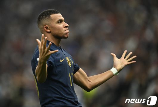 18일(현지시간) 카타르 루사일 스타디움에서 열린 2022 국제축구연맹(FIFA) 카타르 월드컵 결승전 프랑스와 아르헨티나의 경기, 프랑스의 킬리안 음바페가 동점골을 넣은 후 환호하고 있다. 2022.12.19 ⓒ 로이터=뉴스1