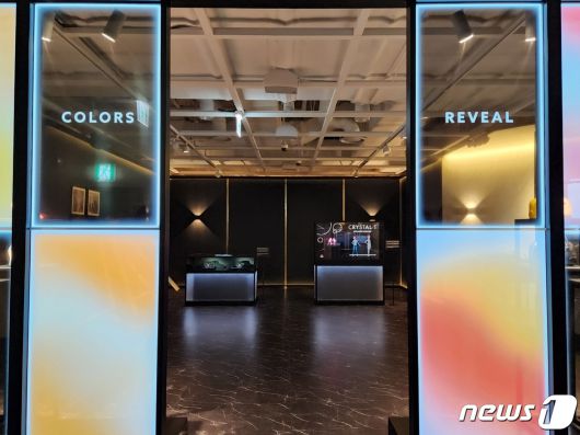 서울 세종문화회관에서 열리는 '투명한 미래展'에 전시된 투명 OLED 쇼케이스.