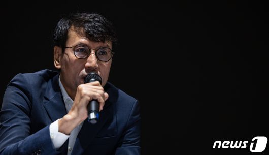 홍은택 카카오 대표가 지난해 10월 19일 오전 경기도 성남시 판교 카카오 아지트에서 열린 '데이터센터 화재로 인한 장애' 관련 대국민 기자회견 도중 취재진 질문에 답하고 있다. (공동취재) 2022.10.19/뉴스1 ⓒ News1 민경석 기자