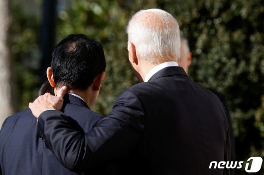 조 바이든 미국 대통령이 13일(현지시간) 취임 후 처음으로 워싱턴 백악관을 방문한 기시다 후미오 일본 총리를 환영하고 있다. ⓒ 로이터=뉴스1 ⓒ News1 우동명 기자