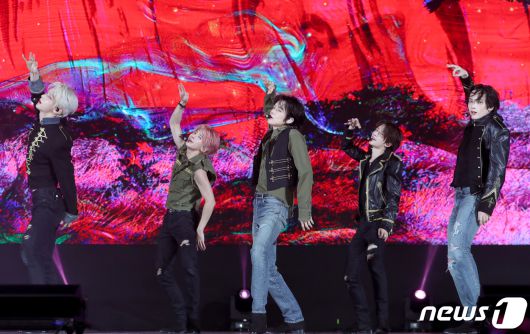 투모로우바이투게더(TXT) 수빈(왼쪽부터)과 태현, 연준, 범규, 휴닝카이가 26일 오후 서울 강남구 코엑스 오디토리움에서 가진 미니 5집 '이름의 장 : 템테이션(TEMPTATION)' 쇼케이스에서 타이틀곡 ‘Sugar Rush Ride’를 선보이고 있다. 2023.1.26/뉴스1 ⓒ News1 권현진 기자