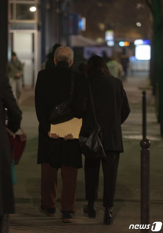 13일 오후(현지시간) 프랑스 파리 시네마테크 프랑세즈에서 열린 ‘홍상수 감독 전작 회고전’(13일~3월5일)을 찾은 홍상수(64) 감독과 배우 김민희(41)가 무대 인사를 마친 뒤 시상회장을 떠나고 있다. 2023.02.14/뉴스1 ⓒ News1 이준성 기자