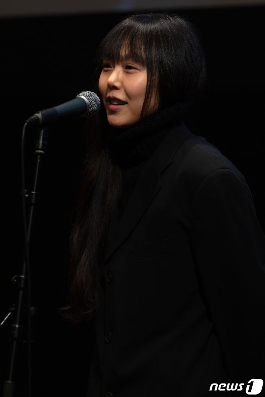 13일 오후(현지시간) 프랑스 파리 시네마테크 프랑세즈에서 열린 ‘홍상수 감독 전작 회고전’(13일~3월5일)에서 개막작 ‘소설가의 영화’ 상영 전 홍상수(64) 감독과 배우 김민희(41)가 무대에 올라 인사를 하고 있다. 2023.02.14/뉴스1 ⓒ News1 이준성 기자