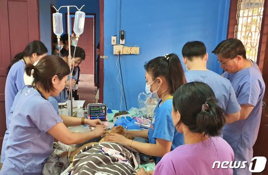 국경없는 수의사회는 12일 라오스 국립대학교 동물병원에서 동물의료봉사 활동을 했다. 사진은 수술이 끝나고 회복 도중 심정지가 온 개를 응급처치 하는 모습. ⓒ 뉴스1 최서윤 기자