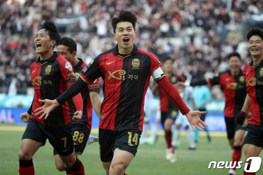 25일 오후 서울 마포구 서울월드컵경기장에서 열린 프로축구 '하나원큐 K리그1 2023' FC서울과 인천유나이티드의 경기에서 서울 임상협이 첫 골을 터뜨리고 기뻐하고 있다. 2023.2.25/뉴스1 ⓒ News1 이승배 기자