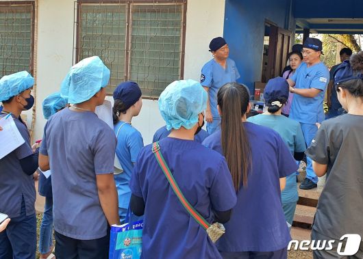 국경없는 수의사회는 12일 라오스 국립대학교 동물병원에서 동물의료봉사 활동을 했다. ⓒ 뉴스1 최서윤 기자