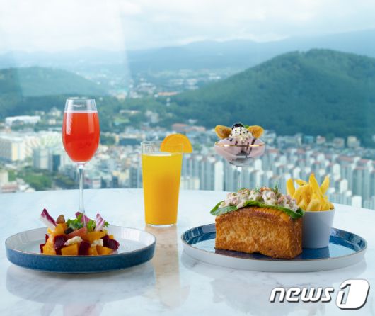 그랜드 하얏트 제주 '스테이크 하우스'의 스카이 브런치(롯데관광개발 제공)