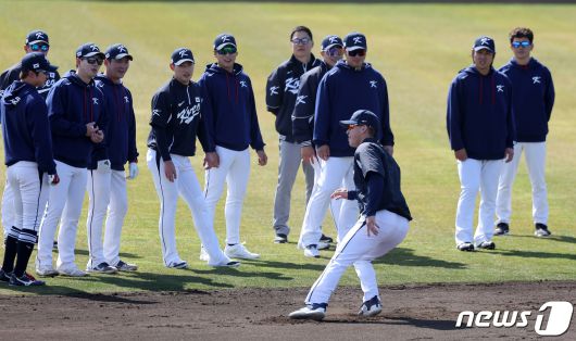 2023 월드베이스볼클래식(WBC)에 출전하는 야구 국가대표팀 선수들이 5일 오후 일본 오사카마이시마 버팔로스 스타디움에서 토미 현수 에드먼의 주루 훈련을 지켜보고 있다. 대표팀은 6일 일본 오사카 교세라돔에서 일본 프로야구 오릭스 버펄로스, 7일 같은 장소에서 한신 타이거스와 공식 연습경기를 치른 후 9일 일본 도쿄돔에서 호주와 본선 1라운드 첫 경기를 치른다. 2023.3.5/뉴스1 ⓒ News1 김진환 기자