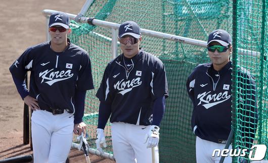 2023 월드베이스볼클래식(WBC)에 출전하는 야구 국가대표팀 토미 현수 에드먼(왼쪽부터)과 김하성, 이정후가 5일 오후 일본 오사카마이시마 버팔로스 스타디움에서 박병호의 배팅 훈련을 지켜보고 있다. 대표팀은 6일 일본 오사카 교세라돔에서 일본 프로야구 오릭스 버펄로스, 7일 같은 장소에서 한신 타이거스와 공식 연습경기를 치른 후 9일 일본 도쿄돔에서 호주와 본선 1라운드 첫 경기를 치른다. 2023.3.5/뉴스1 ⓒ News1 김진환 기자
