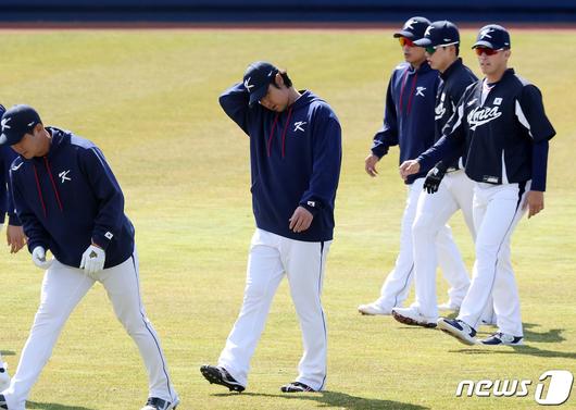 2023 월드베이스볼클래식(WBC)에 출전하는 야구 국가대표팀 최정이 5일 오후 일본 오사카마이시마 버팔로스 스타디움에서 훈련 전 스트레칭을 하고 있다. 대표팀은 6일 일본 오사카 교세라돔에서 일본 프로야구 오릭스 버펄로스, 7일 같은 장소에서 한신 타이거스와 공식 연습경기를 치른 후 9일 일본 도쿄돔에서 호주와 본선 1라운드 첫 경기를 치른다. 2023.3.5/뉴스1 ⓒ News1 김진환 기자