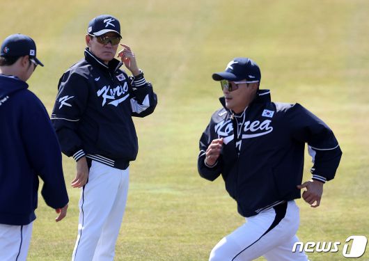 2023 월드베이스볼클래식(WBC)에 출전하는 야구 국가대표팀 이강철 감독이 5일 오후 일본 오사카마이시마 버팔로스 스타디움에서 김하성의 주루 훈련을 지켜보고 있다. 대표팀은 6일 일본 오사카 교세라돔에서 일본 프로야구 오릭스 버펄로스, 7일 같은 장소에서 한신 타이거스와 공식 연습경기를 치른 후 9일 일본 도쿄돔에서 호주와 본선 1라운드 첫 경기를 치른다. 2023.3.5/뉴스1 ⓒ News1 김진환 기자
