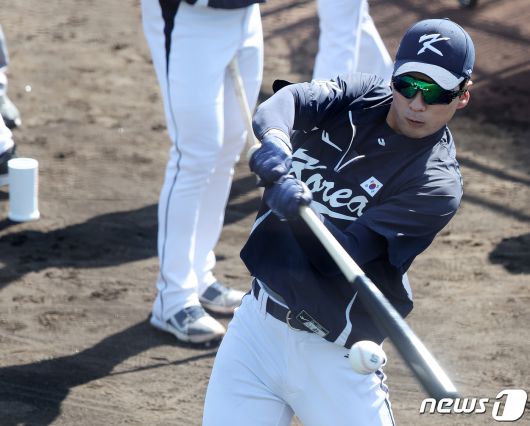 2023 월드베이스볼클래식(WBC)에 출전하는 야구 국가대표팀 이정후가 5일 오후 일본 오사카마이시마 버팔로스 스타디움에서 배팅 훈련을 하고 있다. 대표팀은 6일 일본 오사카 교세라돔에서 일본 프로야구 오릭스 버펄로스, 7일 같은 장소에서 한신 타이거스와 공식 연습경기를 치른 후 9일 일본 도쿄돔에서 호주와 본선 1라운드 첫 경기를 치른다. 2023.3.5/뉴스1 ⓒ News1 김진환 기자