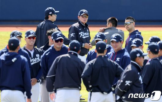 2023 월드베이스볼클래식(WBC)에 출전하는 야구 국가대표팀 이강철 감독이 5일 오후 일본 오사카마이시마 버팔로스 스타디움에서 훈련 전 선수들을 바라보고 있다. 대표팀은 6일 일본 오사카 교세라돔에서 일본 프로야구 오릭스 버펄로스, 7일 같은 장소에서 한신 타이거스와 공식 연습경기를 치른 후 9일 일본 도쿄돔에서 호주와 본선 1라운드 첫 경기를 치른다. 2023.3.5/뉴스1 ⓒ News1 김진환 기자