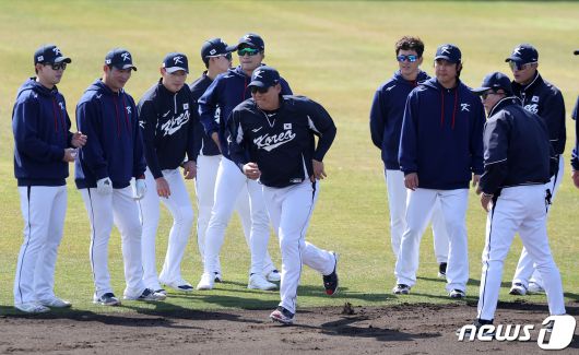 2023 월드베이스볼클래식(WBC)에 출전하는 야구 국가대표팀 김현수를 비롯한 야수들이 5일 오후 일본 오사카마이시마 버팔로스 스타디움에서 주루 훈련을 하고 있다. 대표팀은 6일 일본 오사카 교세라돔에서 일본 프로야구 오릭스 버펄로스, 7일 같은 장소에서 한신 타이거스와 공식 연습경기를 치른 후 9일 일본 도쿄돔에서 호주와 본선 1라운드 첫 경기를 치른다. 2023.3.5/뉴스1 ⓒ News1 김진환 기자