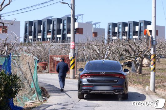 지난 3일 오후 광주 광산구 수완동 상완마을에서 한 주민이 도로로 통행을 하고 있다. 2023.3.3/뉴스1 ⓒ News1 이승현기자