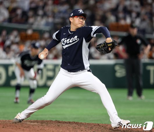 10일 오후 일본 도쿄돔에서 열린 2023 월드베이스볼클래식(WBC) B조 1라운드 대한민국과 일본의 경기, 대표팀 박세웅이 8회말 올라와 힘차게 공을 던지고 있다. 2023.3.10/뉴스1 ⓒ News1 김진환 기자