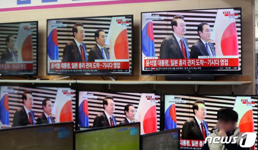 16일 오후 서울 용산 전자상가 가전 매장에서 윤석열 대통령과 기시다 후미오 일본 총리의 한·일 정상회담 환영행사가 TV로 생중계 되고 있다. 2023.3.16/뉴스1 ⓒ News1 황기선 기자