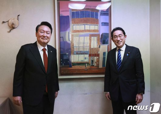 16일 일본 도쿄 경양식집 렌가테이 안에서 기념 촬영하는 윤석열 대통령과 기시다 후미오 일본 총리 2023.3.16 ⓒ 로이터=뉴스1 ⓒ News1 정윤미 기자